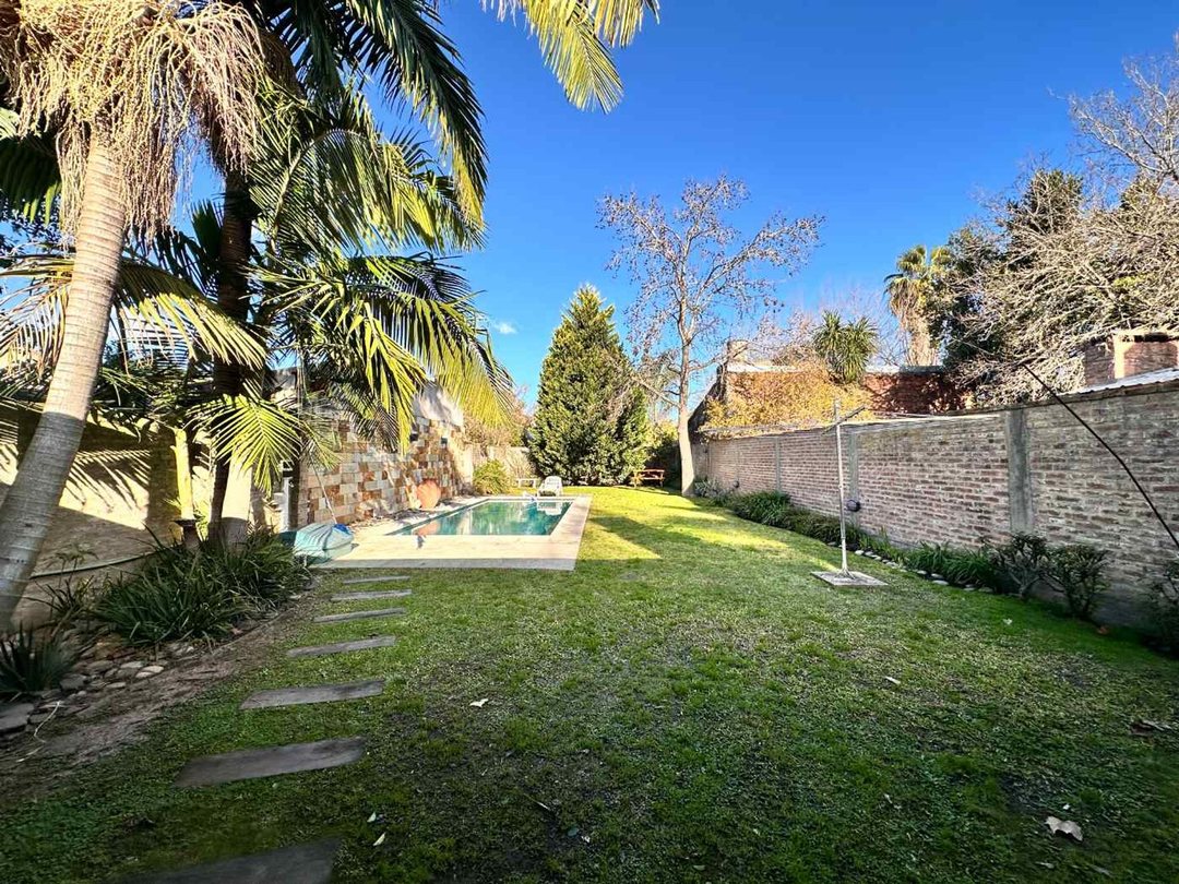 Casa 4 Ambientes con parque y pileta, Turdera