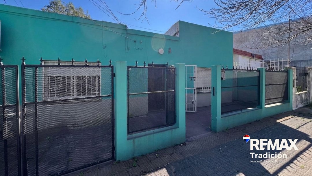 CASA EN VENTA - 2 DORMITORIOS - ZONA UNNE