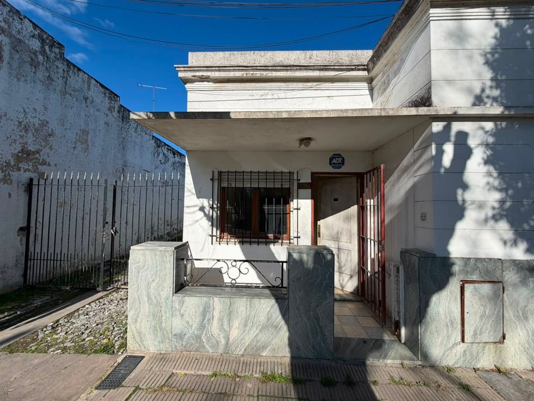 CASA EN VENTA LA PLATA SOBRE LOTE DE 450 M2