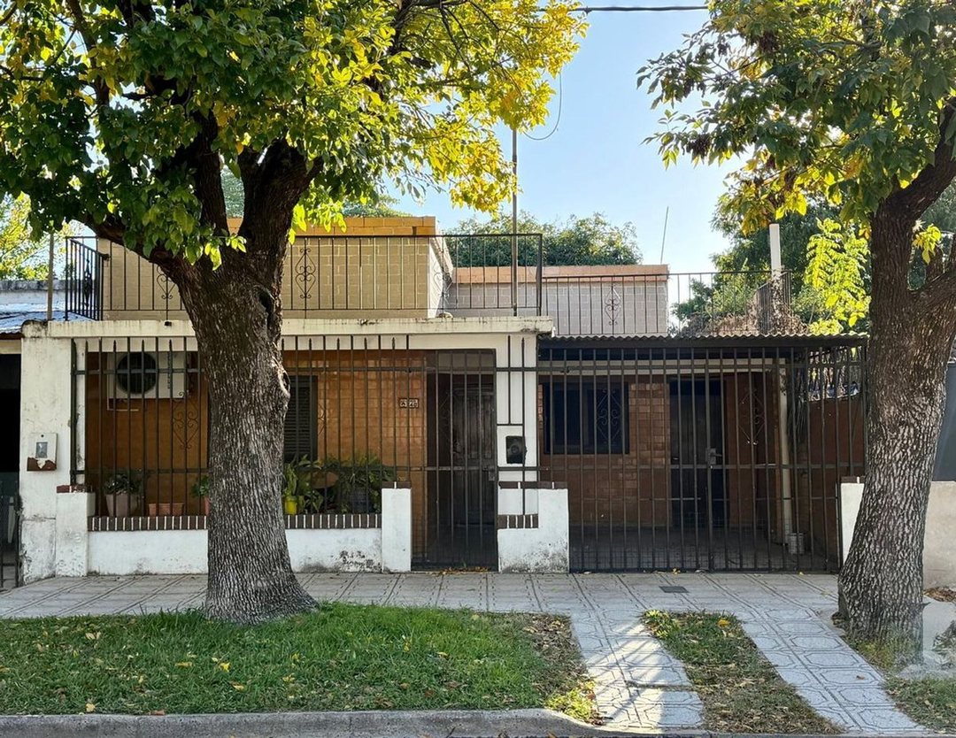 Se vende casa a refaccionar dentro de los Bvd.