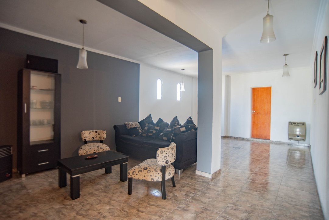 VENTA CASA 4 AMBIENTES EN LANÚS CON PATIO YCOCHERA