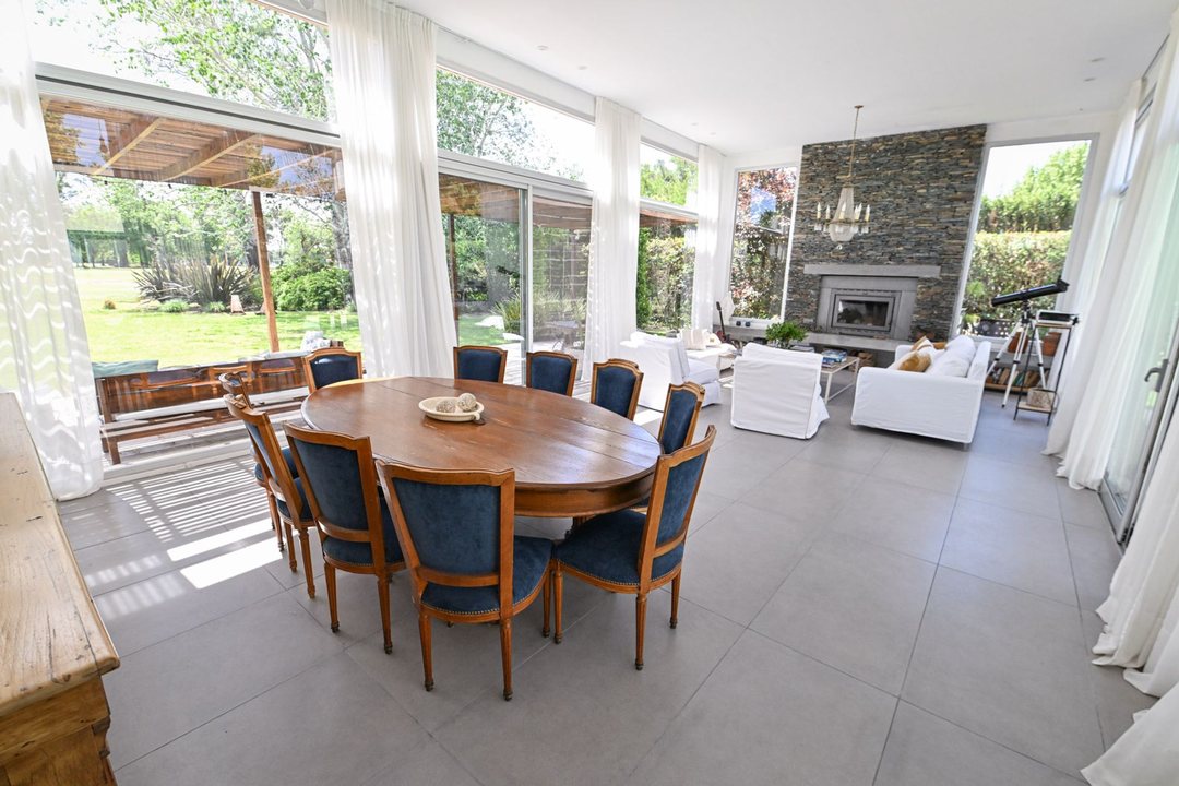 Casa moderna en La Cheltonia con piscina y golf