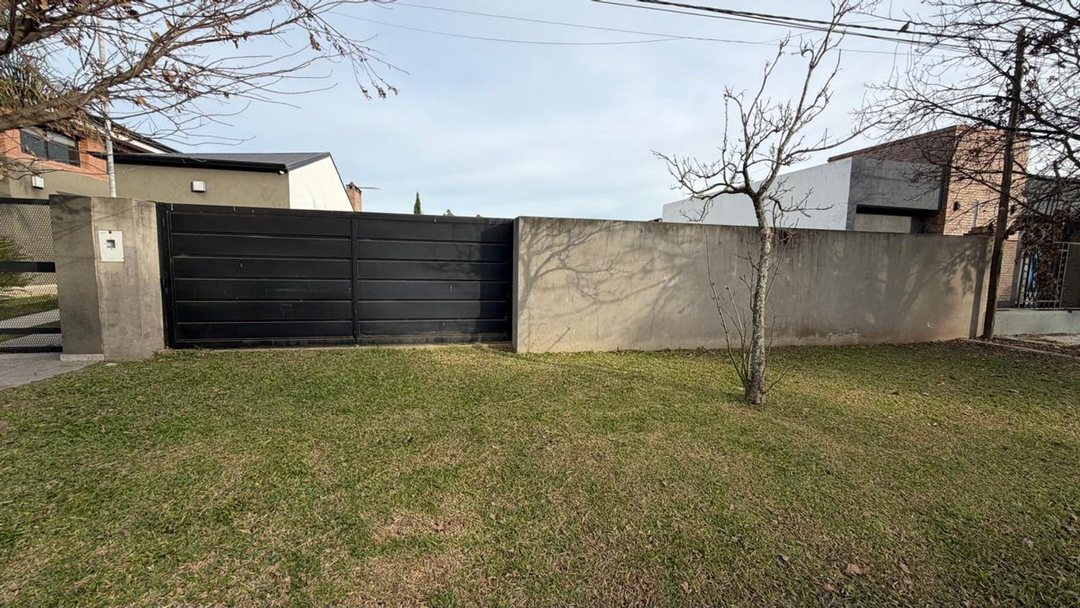 VENTA TERRENO B. Las Moras, 675 M2 con Mejoras.
