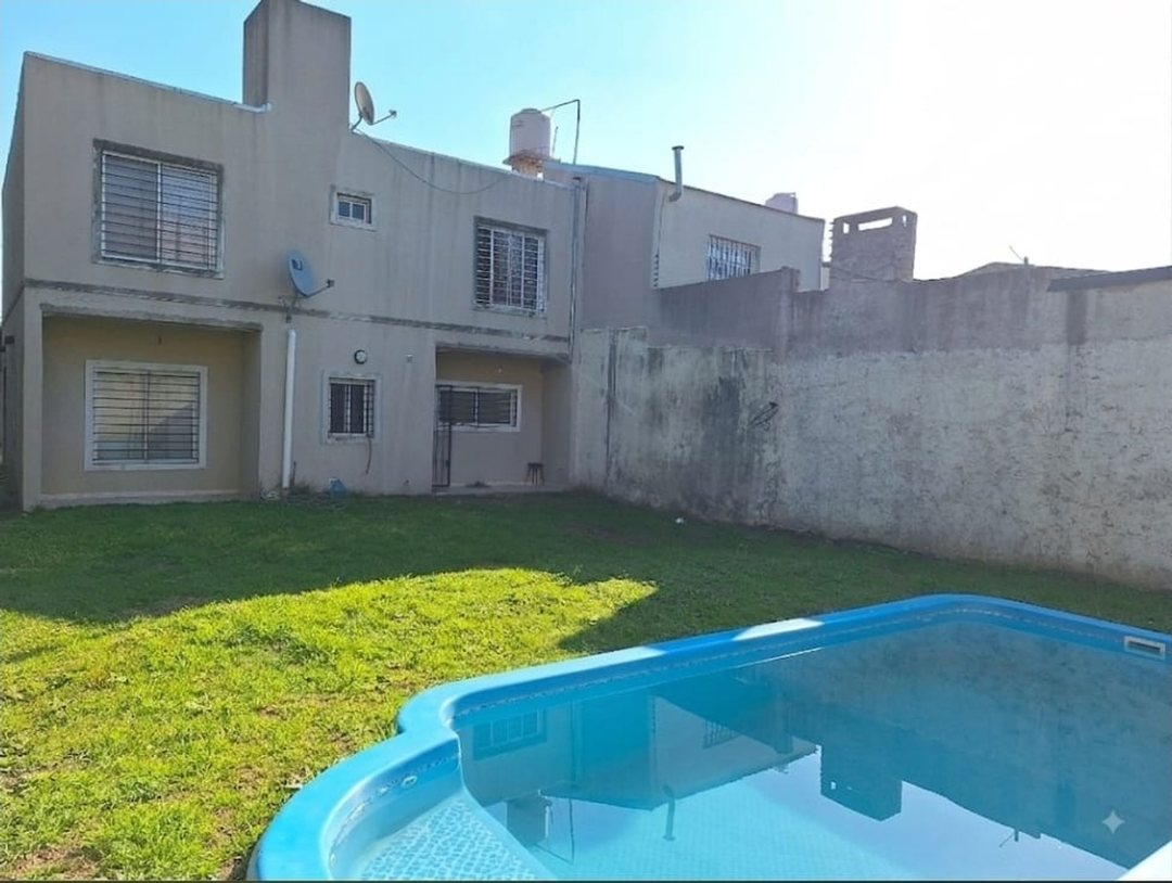 CASA 5 AMBIENTES EN VENTA EN MONTEGRANDE, PILETA