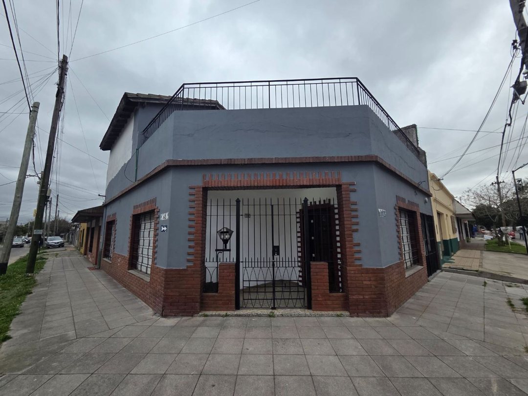 VENTA CASA 3 AMBIENTES CON COCHERA BERNAL OESTE