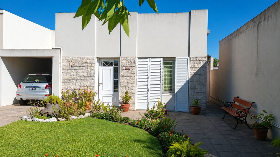 CASA EN VENTA 3DORM,COCH,Y PATIO EN PLENO CENTRO
