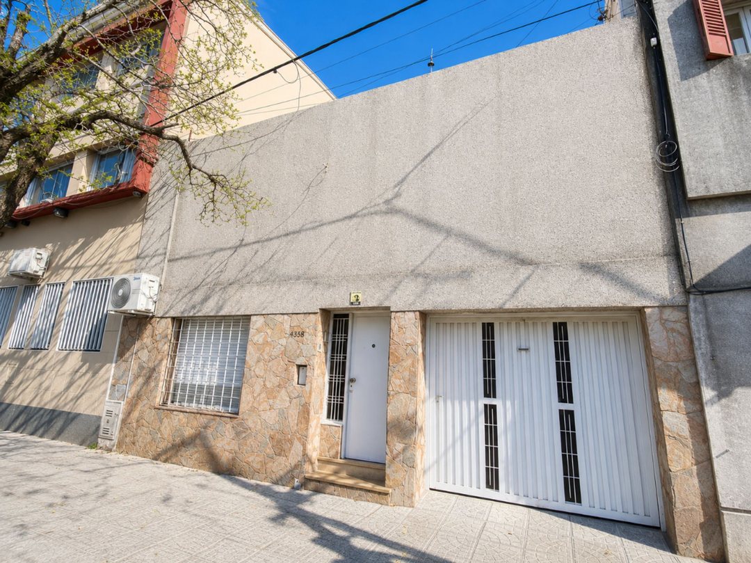 SE VENDE AMPLIA CASA EN BARRIO CONSTITUYENTES!