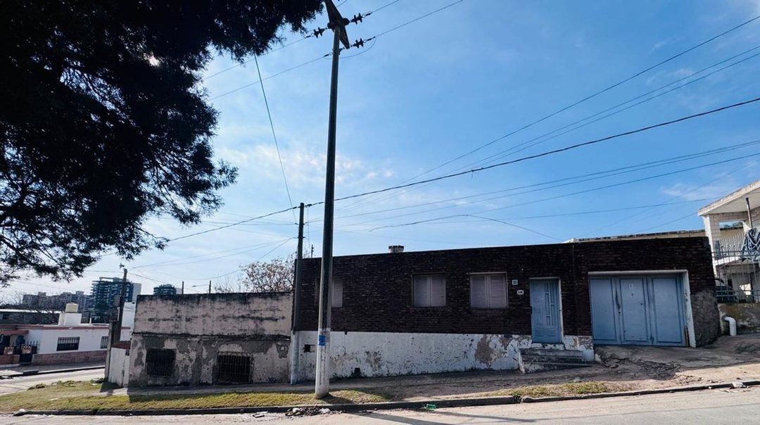 OPORTUNIDAD CASA A REFACCIONAR EN ALBERDI 586 mts
