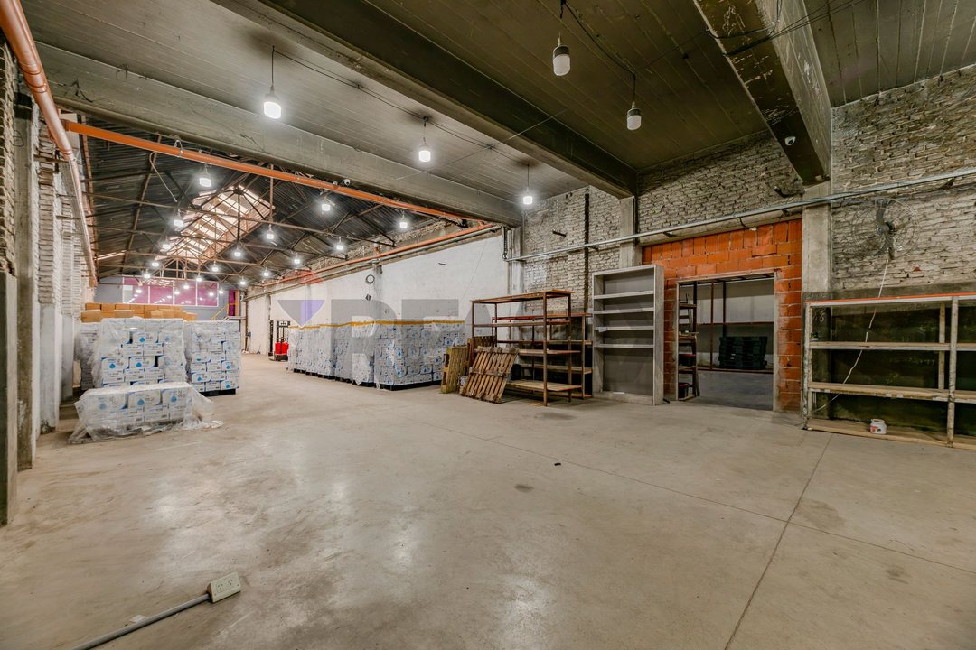 VENTA DE DEPOSITO DOBLE FRENTE CON VIVIENDA GERLI