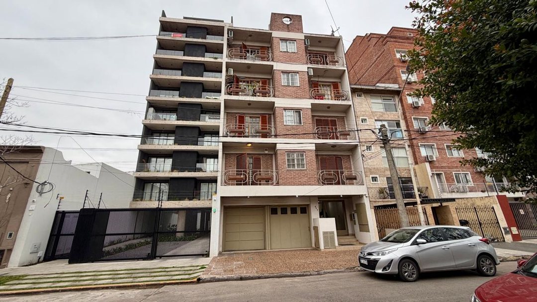 DEPARTAMENTO 2 AMB SEMI PISO VENTA HAEDO COCHERA