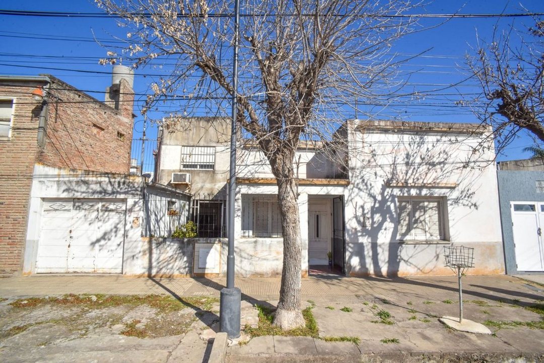 Casa al frente y Dpto. en z/ Comercial Blas Parera