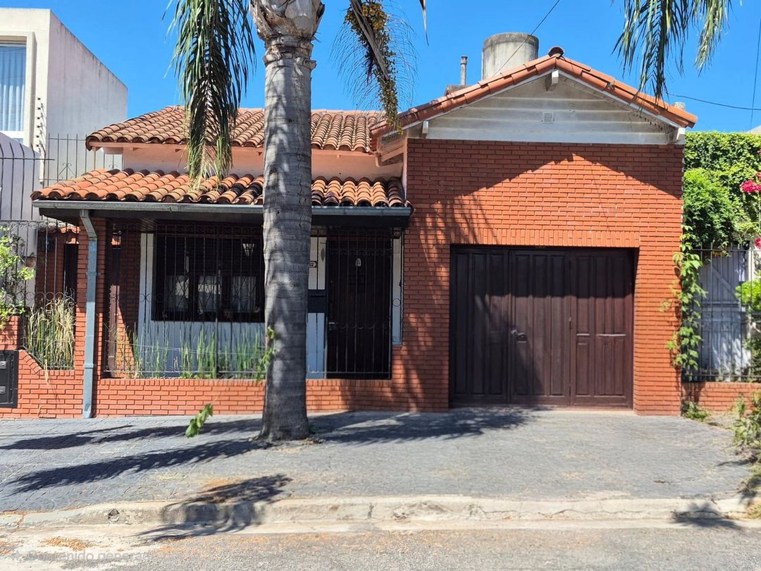 VENTA CASA 4 AMB C/COCHERA PILETA JARDIN, CASTELAR