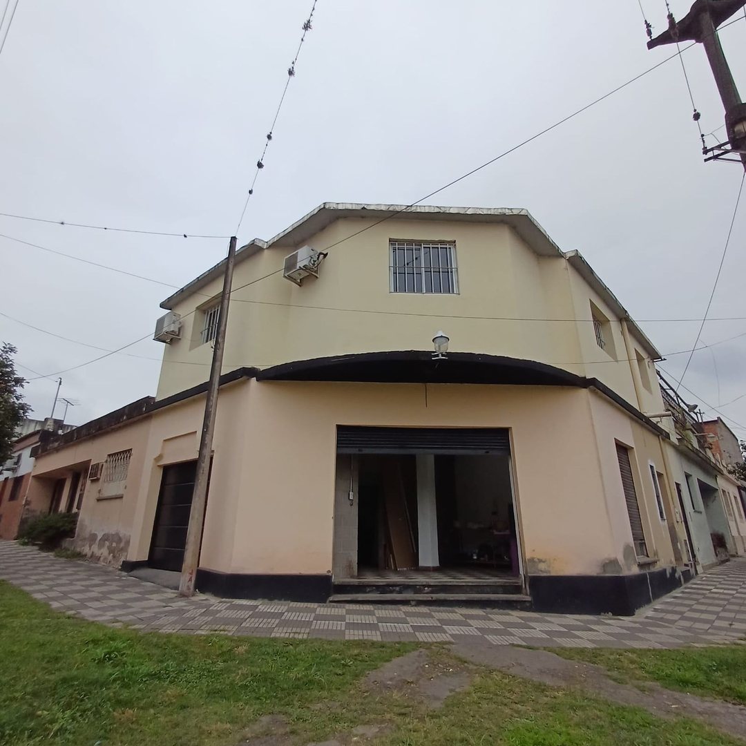 Venta vivienda en esquina + local Com. y cochera