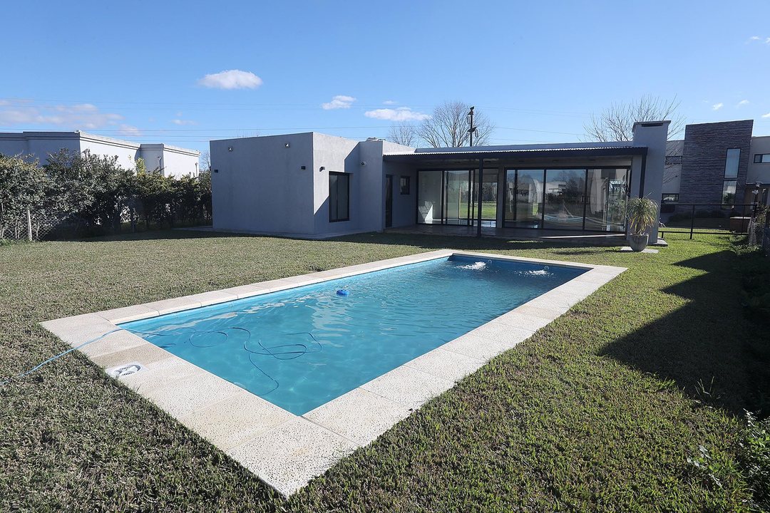 ALQUILER CASA UNA PLANTA/ BARRIO HARAS SANTA MARÍA