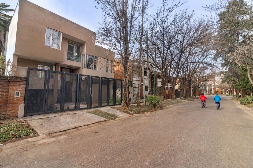 VENTA IMPORTANTE CASA-LOMAS BECCAR  B° SEMI CERRAD