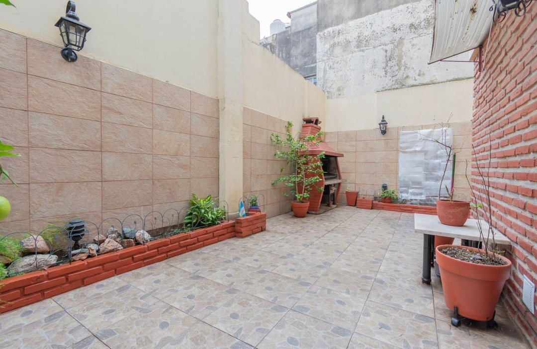 DEPTO TIPO PH EN PB VENTA 2 AMB V GRAL MITRE PATIO