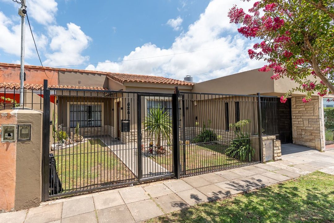VENTA CASA CON QUINCHO COCHERA Y JARDIN EN HUDSON