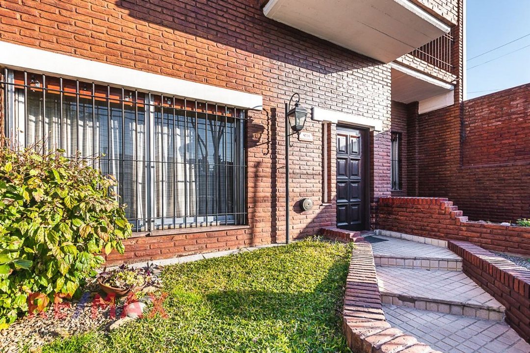 VENTA CASA 4 AMBIENTES CIUDADELA JARDIN COCHERA