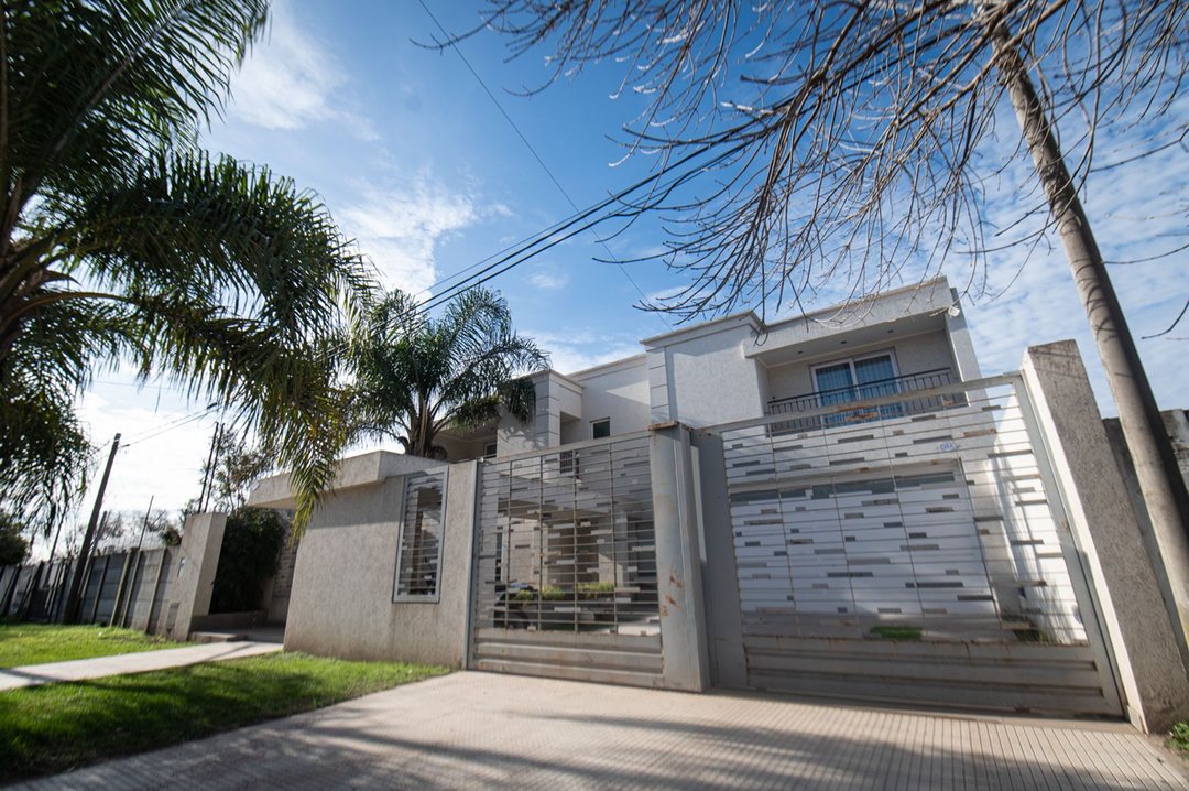 Lujosa casa de dos pisos con pileta y gran parque