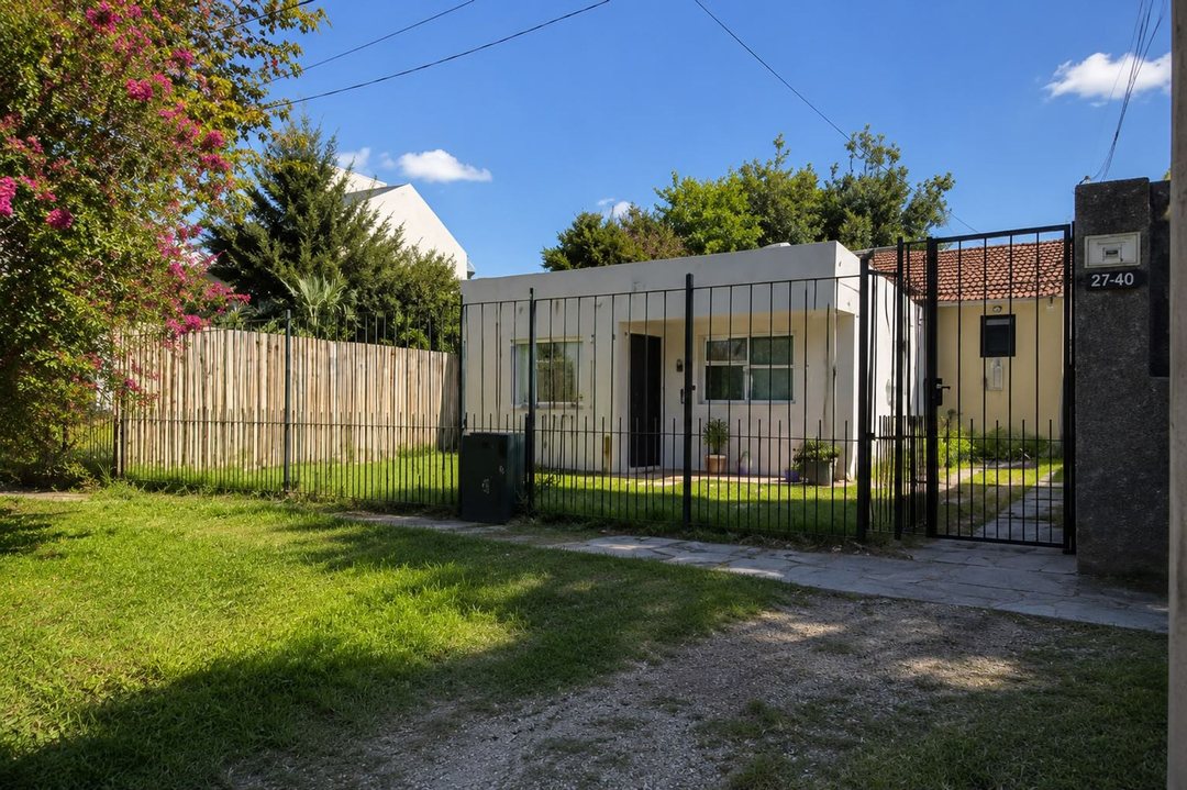 CASA EN VENTA GONNET 2 DORMITORIOS