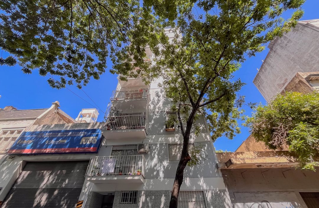 DEPTO EN VENTA 2 AMB BALVANERA PATIO CUB PARRILLA