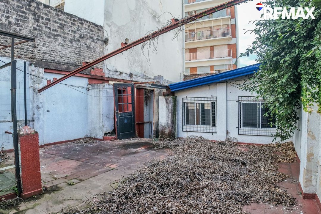 VENTA CASA LOTE PROPIO LOCAL + GARAGE BALVANERA