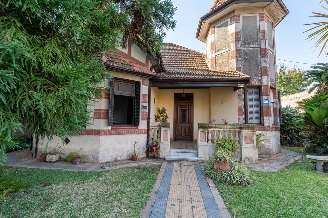 Casa de estilo clásico. Con amplio lote con parque
