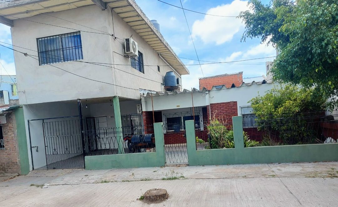 VENTA LOTE CON 2 CASAS Y PATIO, BERAZATEGUI