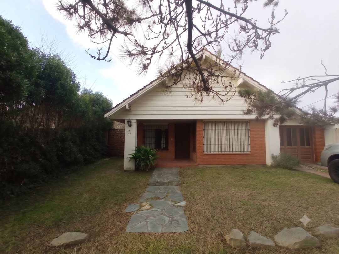 CASA 4 AMB. GRAN PARQUE, COCHERA Y DEPTO. MIRAMAR.