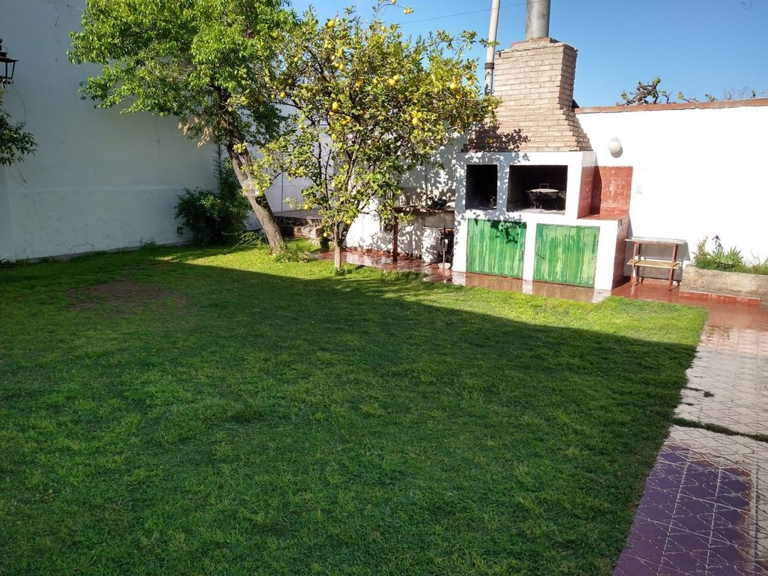 VENTA CASA 4 DORMITORIOS Y COCHERA EN GODOY CRUZ