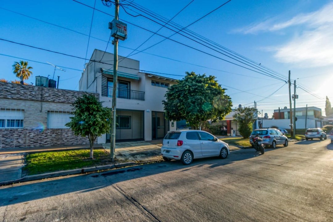 CASA 5 DORMITORIOS EN VENTA EN SAN CARLOS JARDIN