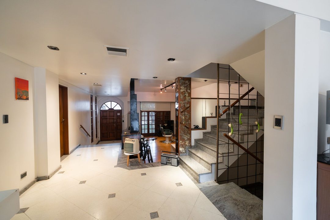 CASA EN VENTA 4 DORMITORIOS C/ COCHERAS, PICHINCHA