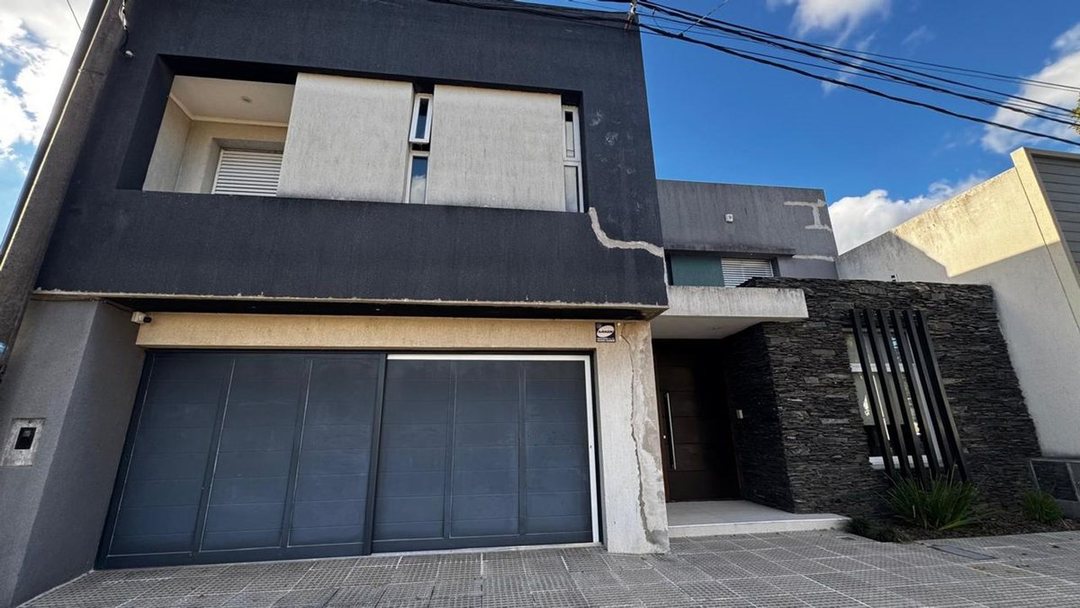 VENTA / CASA / PILETA / 4 DORMITORIOS/ SERVICIOS