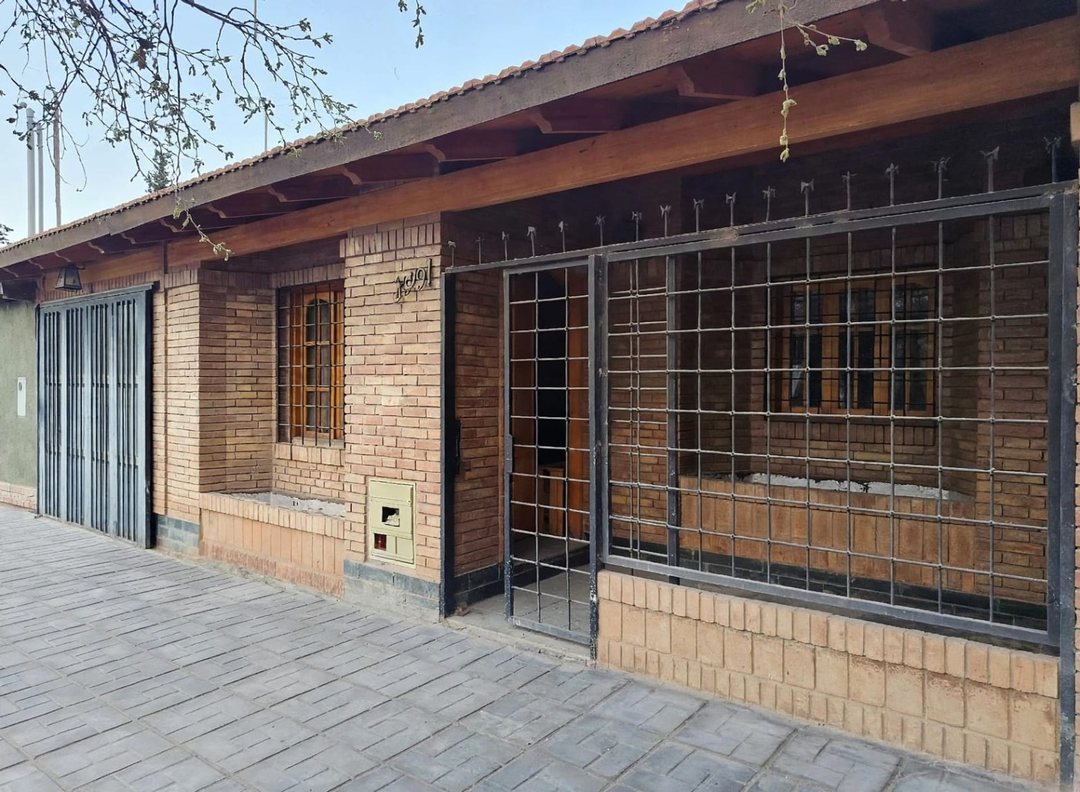 Casa en B Los Ferroviarios, Luzuriaga