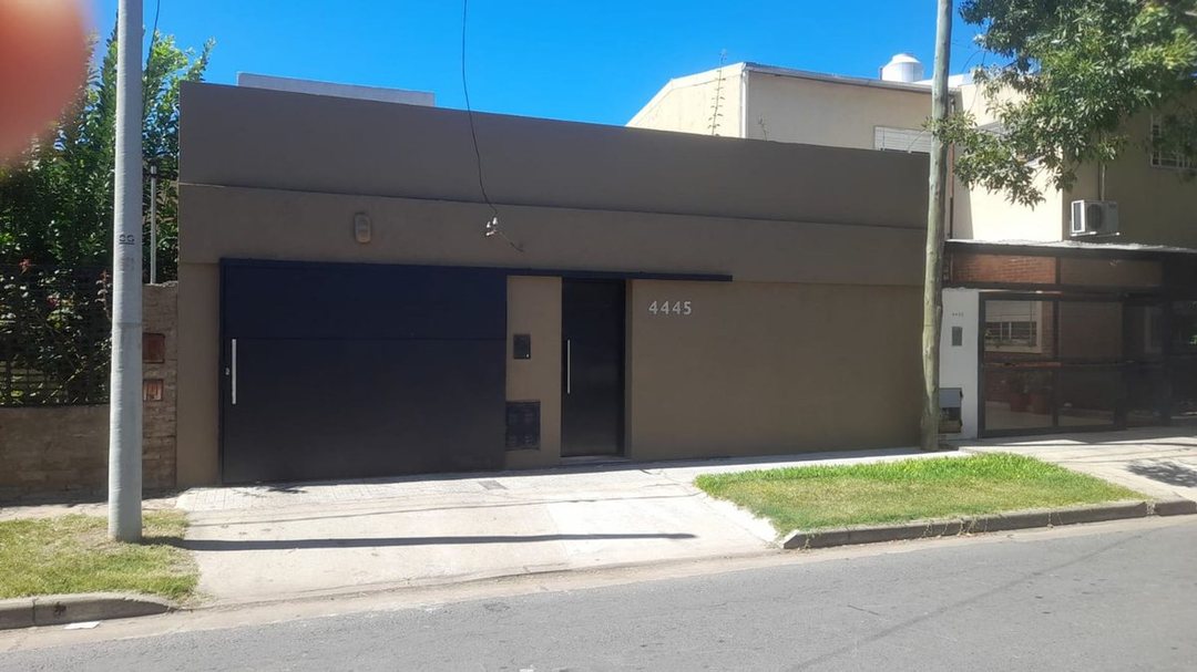 VENTA CASA 4 DORMIT. B° MATHEU CON COCHERA Y PATIO