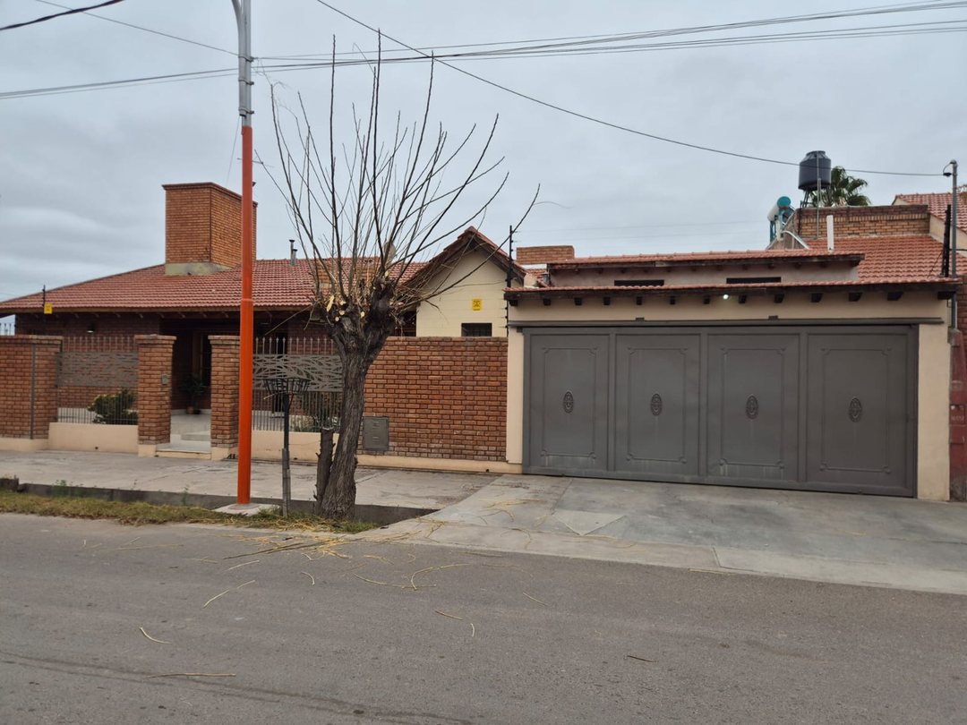 Casa de gran tamaño y jerarquía en Rivadavia MZA.