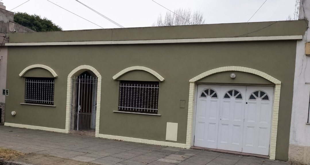 VENTA CASA 4 AMBIENTES MORON FRENTE TERRENO PROPIO