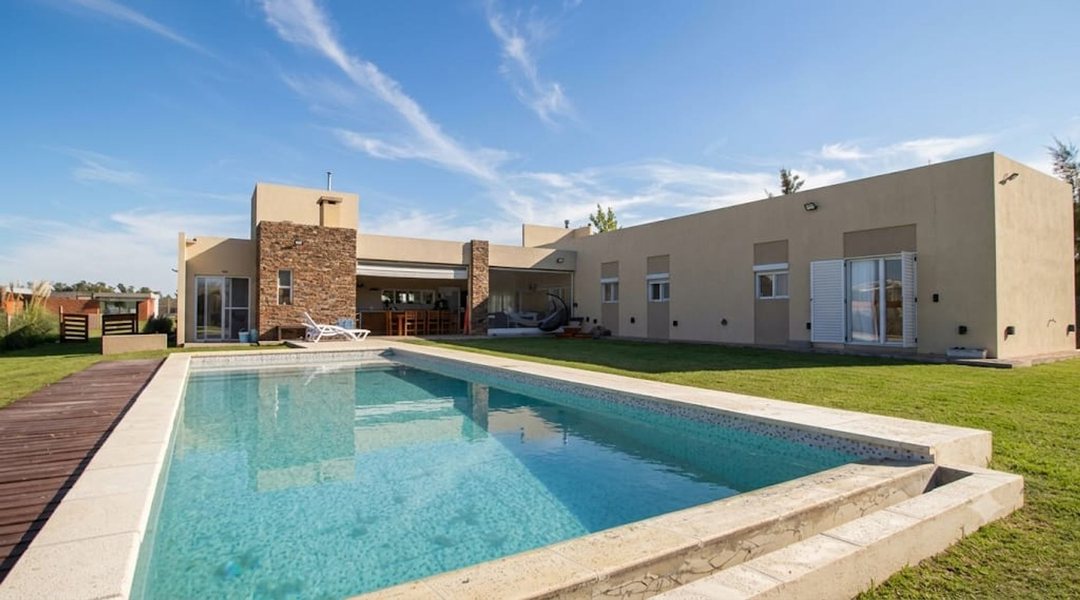 VENTA CASA 5 AMB CON PISCINA EN BARRIO ¨¨AREA 60¨¨