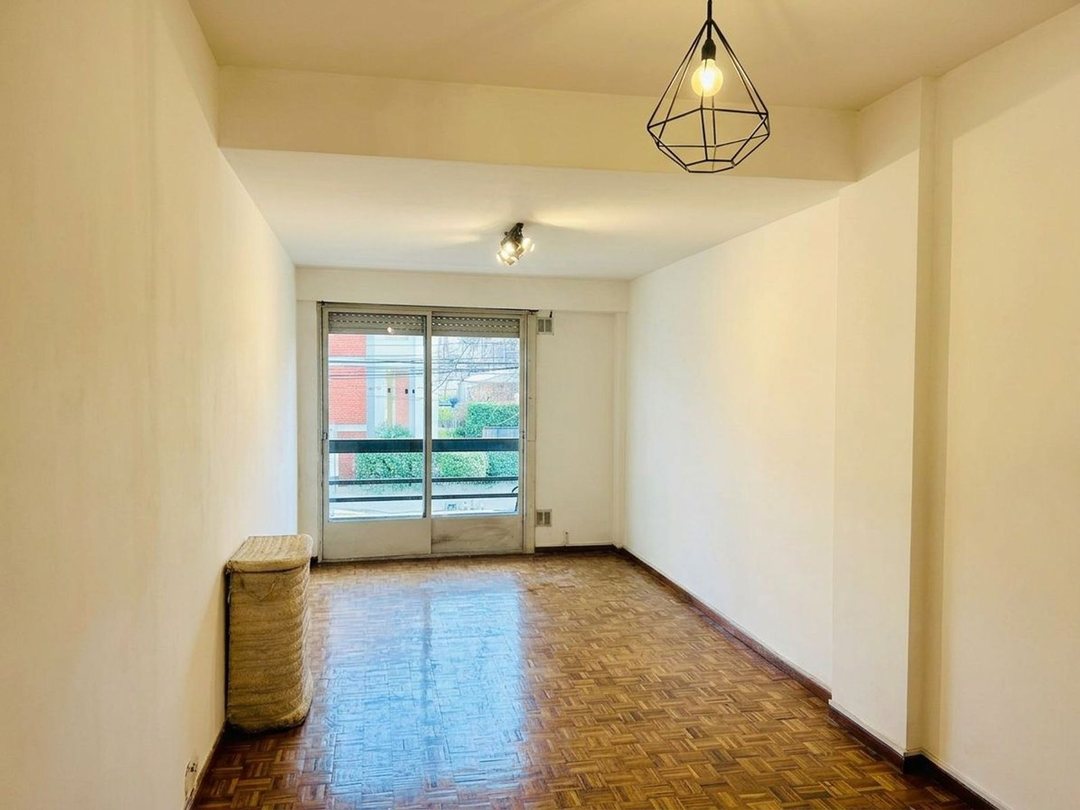Dos ambientes con Balcón y patio  en Caballito