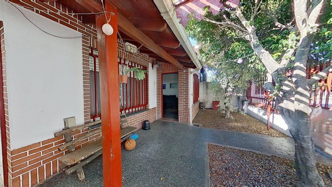 Venta Amplia Casa 4 ambientes C/cochera San Justo