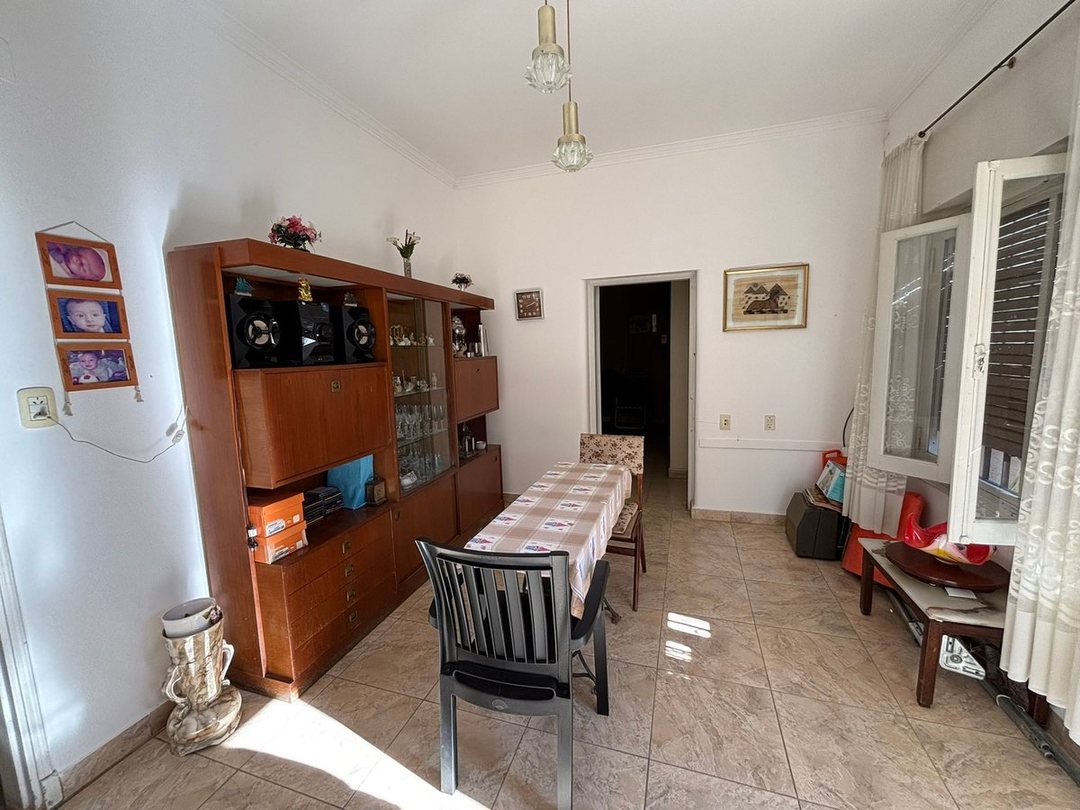 INTERNO UNICO CON COCHERA SOBRE AVENIDA
