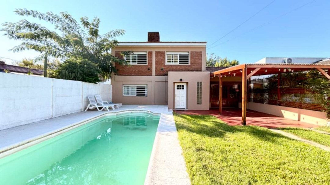 CASA EN VENTA CITY BELL - 4 DORMITORIOS.