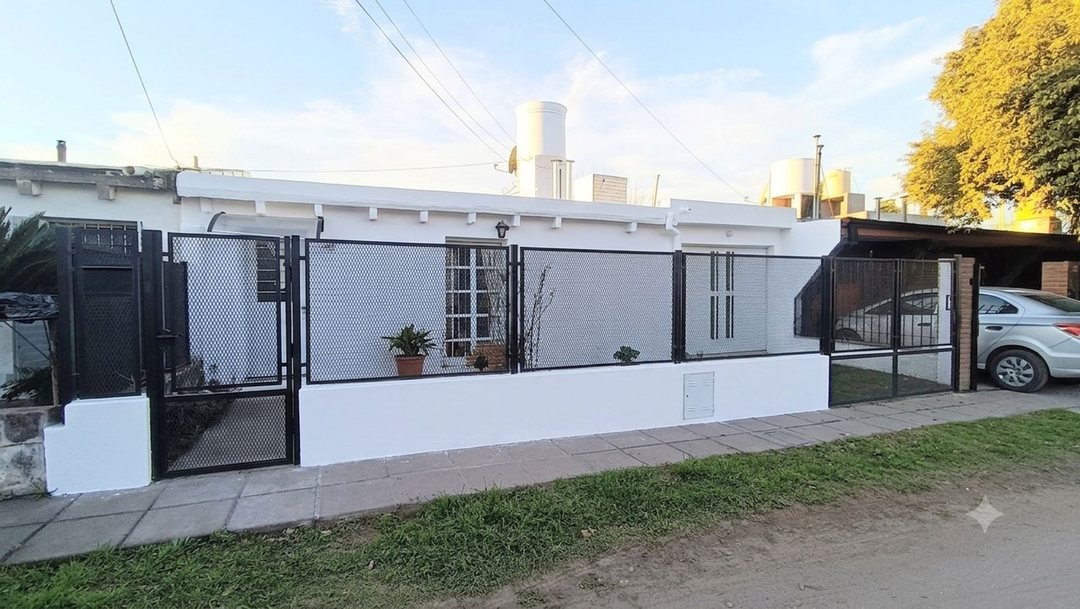 VENTA CASA 2 DORMITORIOS B° J NEWBERY COCHERA PATI