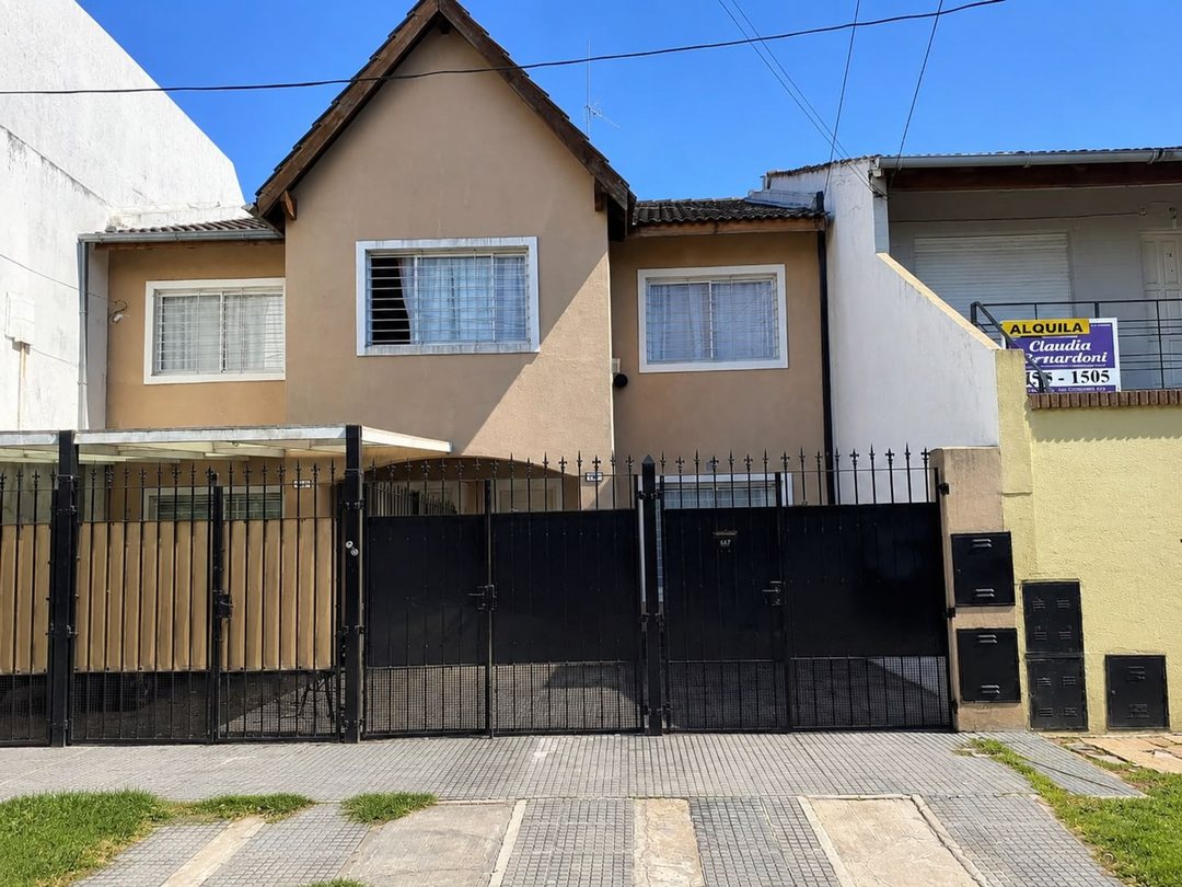 VENTA DUPLEX 4 AMB. C/ PATIO Y COCHERA - ITUZAINGÓ