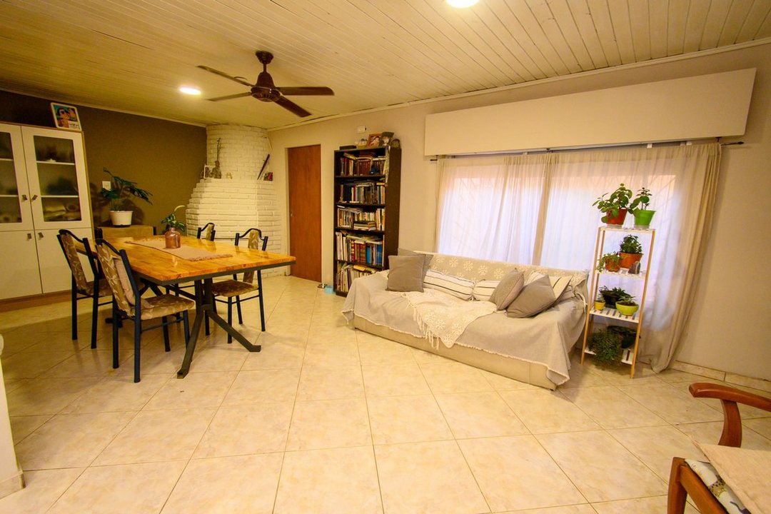 Gran casa familiar con patio verde. Casa y depto!