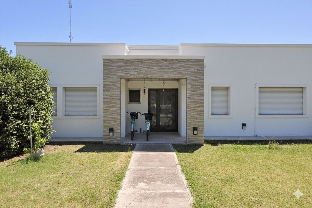 VENTA CASA 5 AMB SANTA GUADALUPE PILAR DEL ESTE
