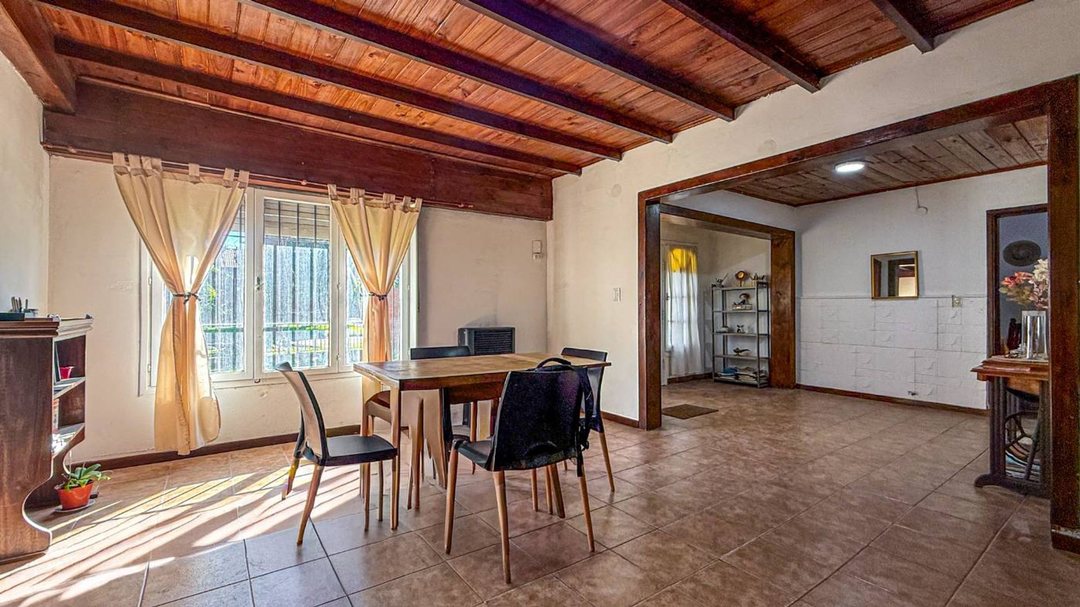 VENTA CASA 3 AMBIENTES, AMPLIO PARQUE EN COLINAS