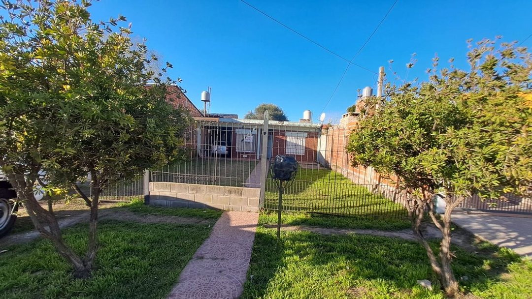 VENTA CASA 3 AMBIENTES CON PATIO Y GARAGE. EZEIZA