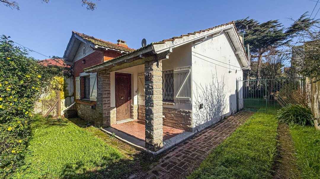 VENTA CASA 3 AMB. A RECICLAR – PARQUE LURO