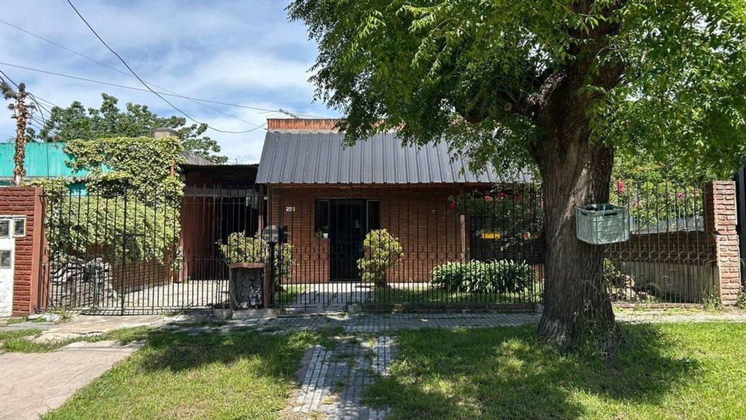 OPORTUNIDAD! CASA FAMILIAR CON GRAN PARQUE